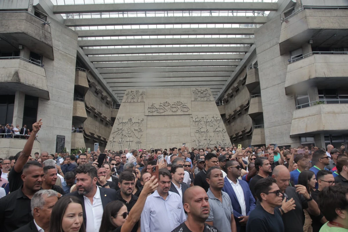 Familiares e autoridades compareceram à missa em homenagem a Alan Sanches por Sora Maia/CORREIO