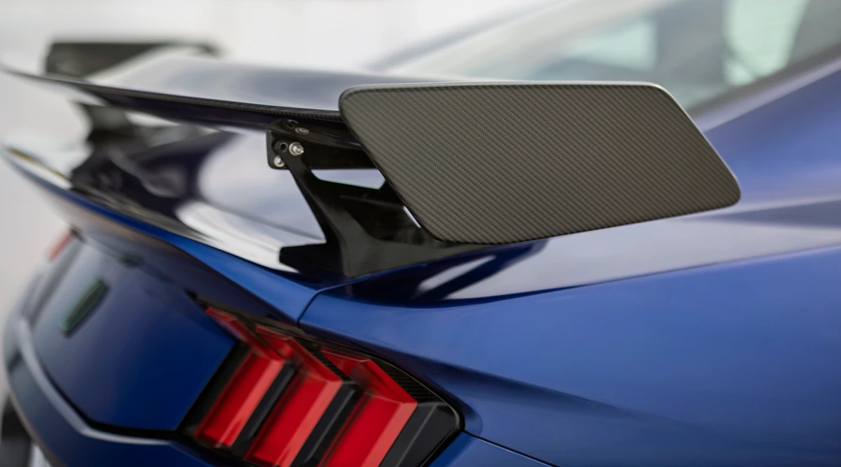 A asa traseira é feita de fribra de carbono e tem duas regulagens por Divulgação