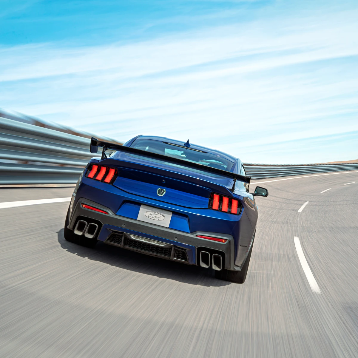 As rodas e outros elementos aerodinâmicos são produzidos com fibra de carbono