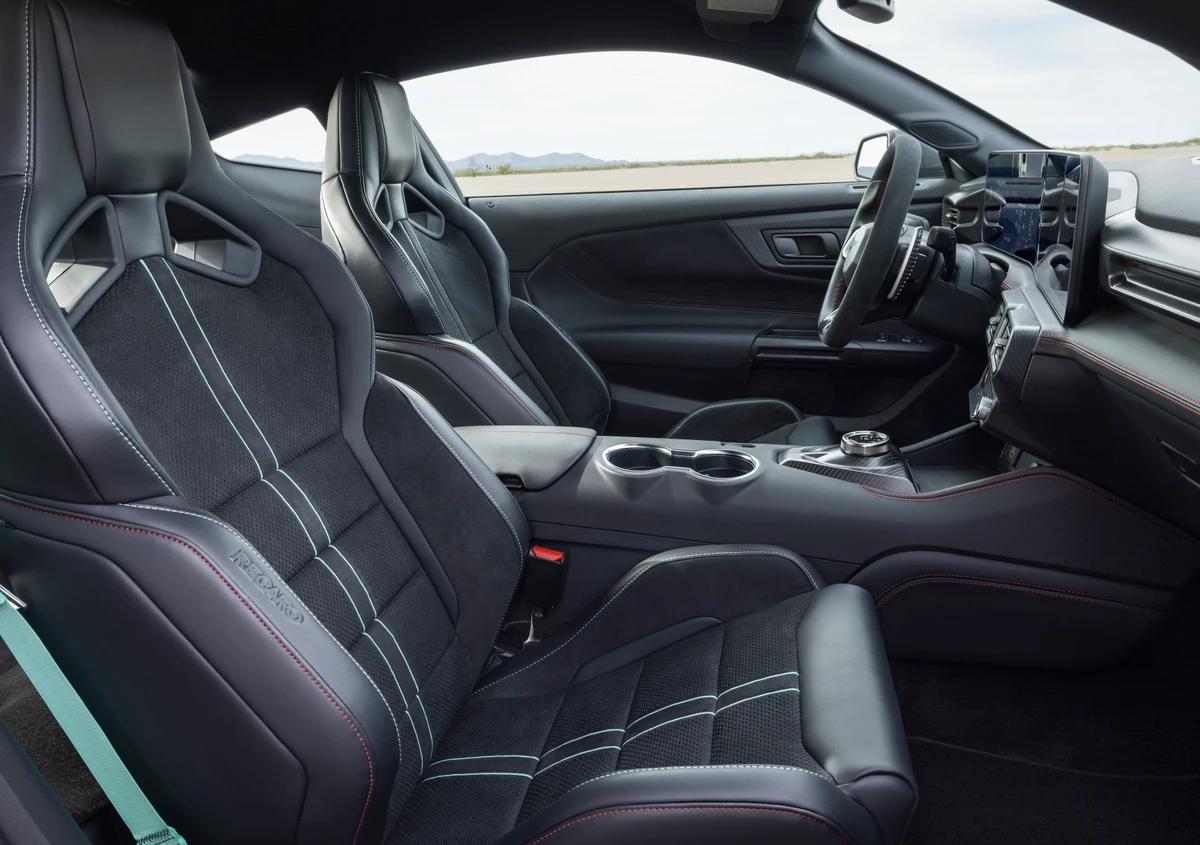 O interior é mais sofisticado e esportivo, com destaque para os bancos Recaro por Divulgação