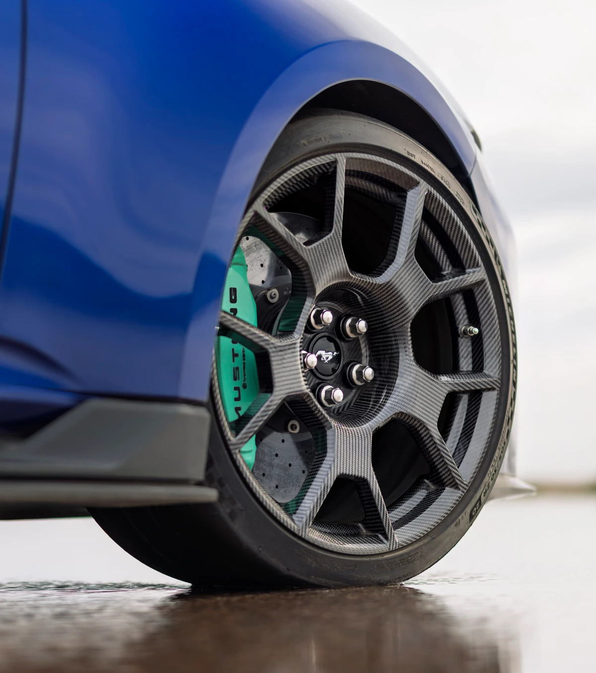 Na busca pela redução de peso, as rodas são de fibra de carbono por Divulgação