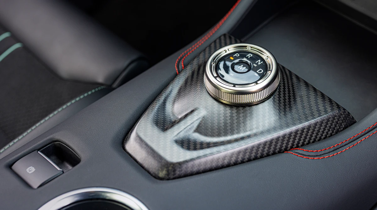 O seletor do câmbio é rotativo e o freio de estacionamento é elétrico por Divulgação