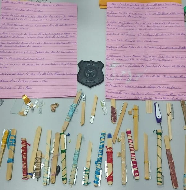 Além do documento com o manual de regas, foram encontradas cerca de 30 armas artesanais por Divulgação/Seap