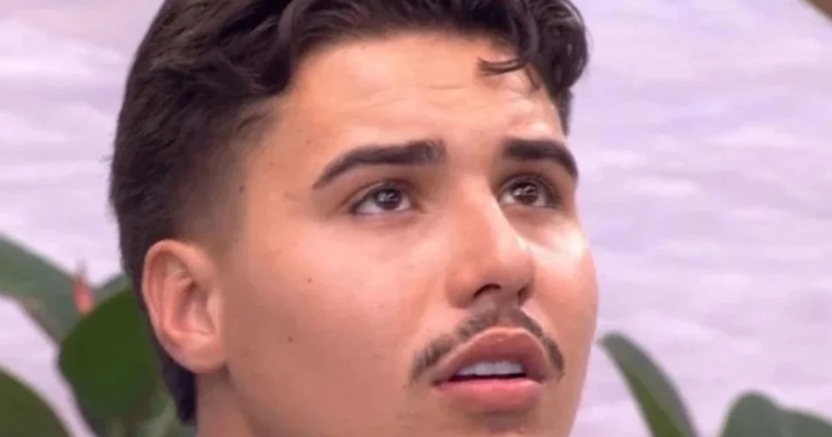 Imagem - Após deixar o BBB 26, Pedro voltou para casa desorientado e não reconhece parentes, diz família