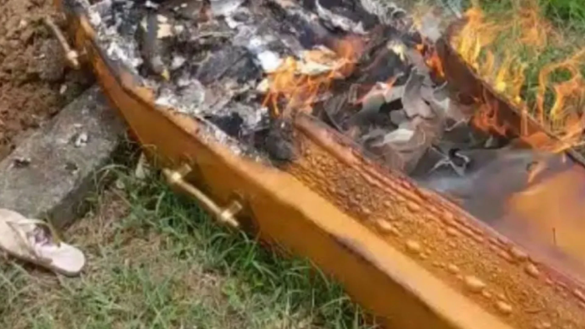 Imagem - Criminosos invadem cemitério, disparam contra caixão e incendeiam corpo em enterro na Bahia