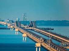 Imagem - A ponte mais assustadora do mundo parece cenário de filme e já exigiu resgates dramáticos