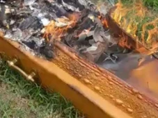 Imagem - Criminosos invadem cemitério, disparam contra caixão e incendeiam corpo em enterro na Bahia