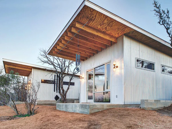 Bestie Row: Amigos há 30 anos, grupo constrói 'cidade’ para envelhecer juntos por Alexander Stross, via Country Living