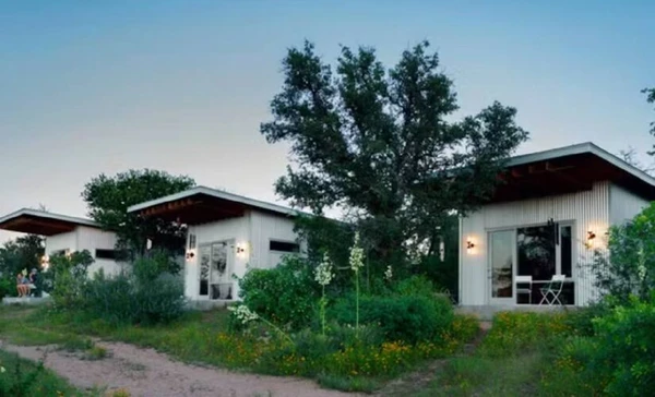 Bestie Row: Amigos há 30 anos, grupo constrói 'cidade’ para envelhecer juntos por Alexander Stross, via Country Living