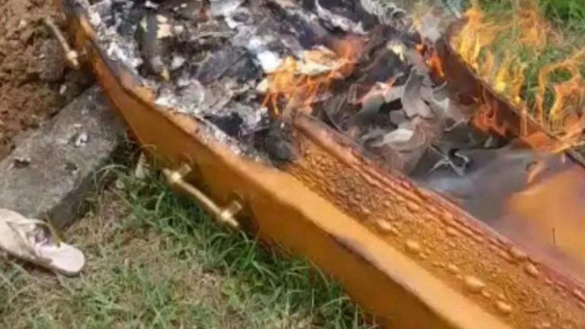 Criminosos ateiam fogo em caixão durante enterro na Bahia