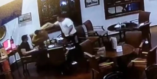 Discussão e crime flagrados em vídeo por Reprodução