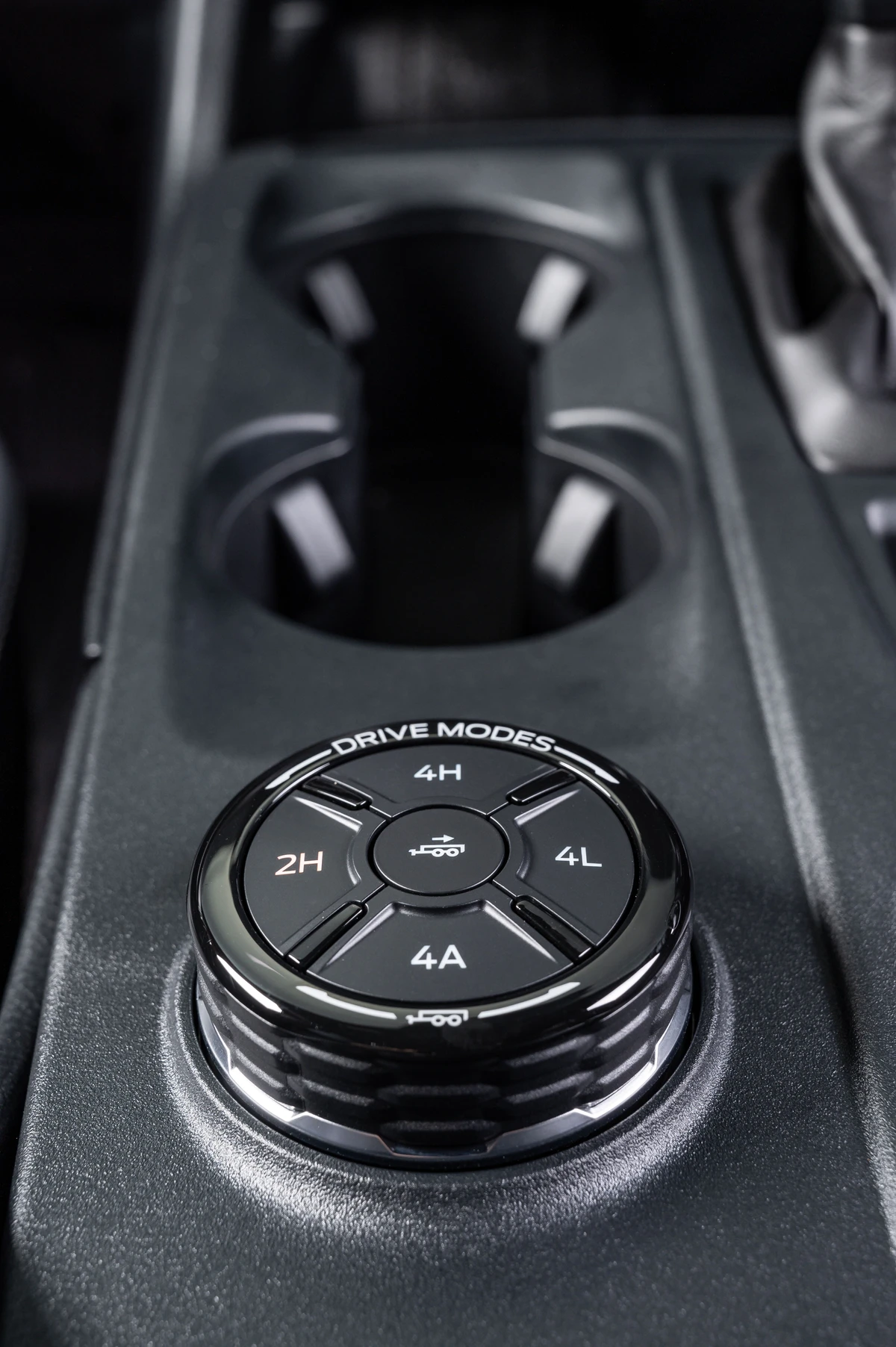 A picape tem tração 4x4 com a opção de reduzida por Divulgação