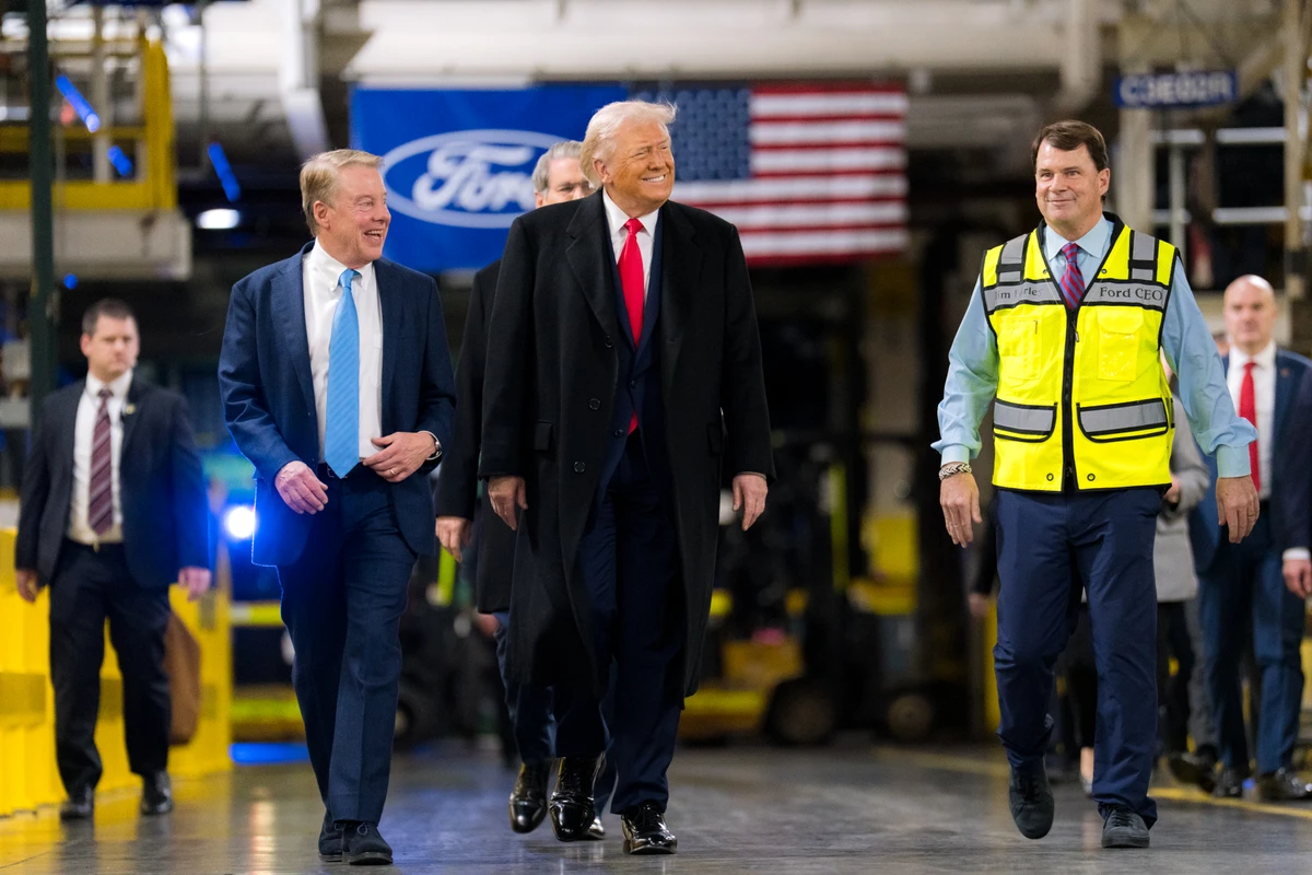 Donald Trump visitou uma fábrica da Ford em Detroit, com Bill Ford, presidente do conselho da empresa (esquerda) e Jim Farley,  presidente e CEO da empresa (direita)