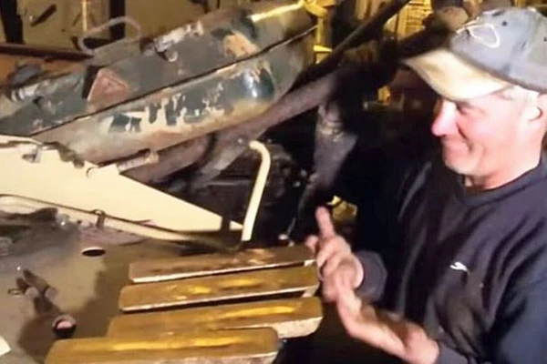 Homem compra um tanque de guerra usado por US$ 37 mil e encontra cinco barras de ouro por Reprodução/Internet 