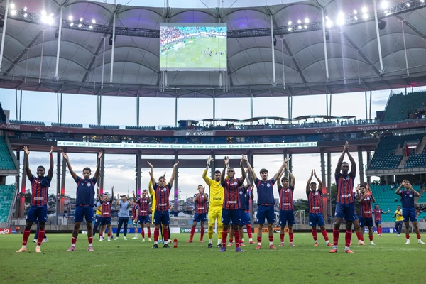 Jogadores do Bahisaudando a torcida após triunfo contra o Galícia