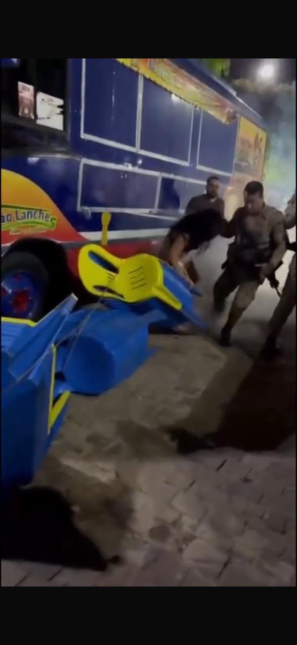 PM é flagrado agredindo mulher durante confusão no interior da Bahia por Reprodução 