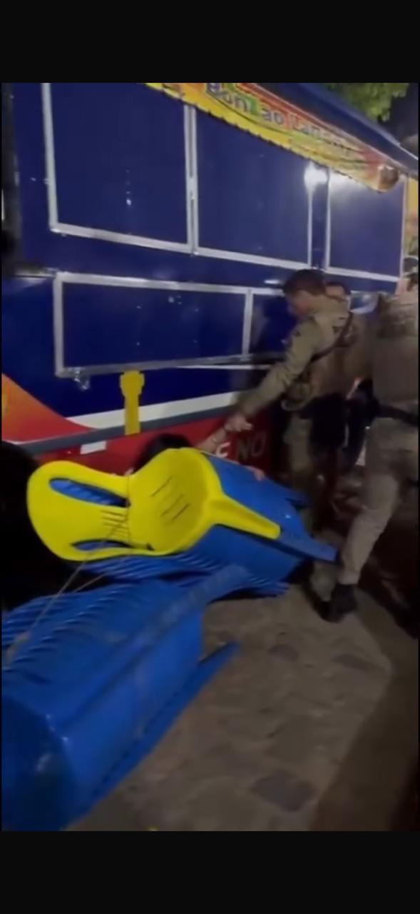 PM é flagrado agredindo mulher durante confusão no interior da Bahia por Reprodução 