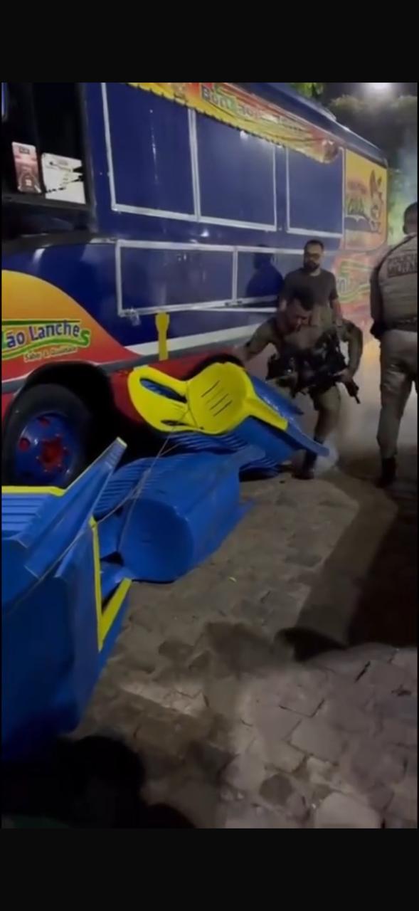 PM é flagrado agredindo mulher durante confusão no interior da Bahia por Reprodução 