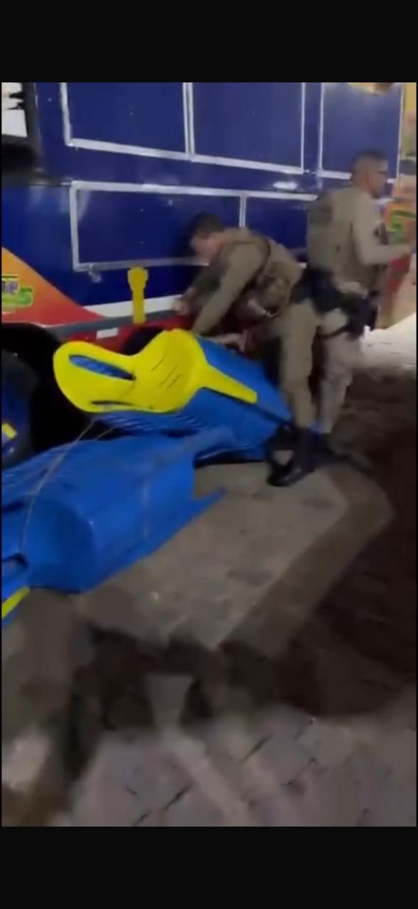 PM é flagrado agredindo mulher durante confusão no interior da Bahia por Reprodução 