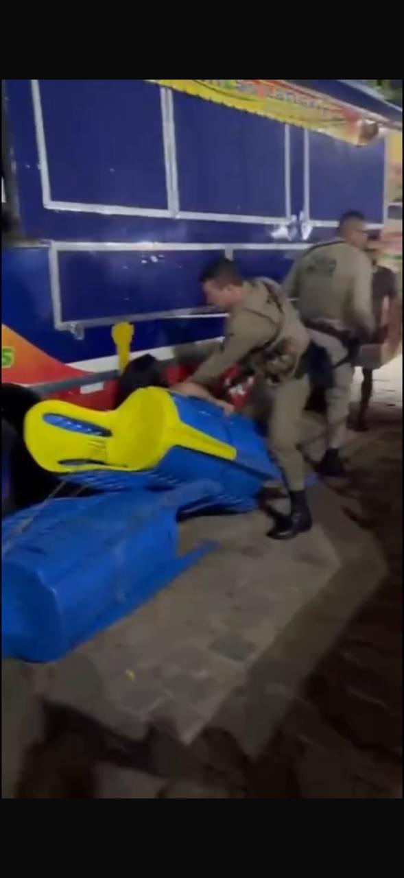 PM é flagrado agredindo mulher durante confusão no interior da Bahia por Reprodução 