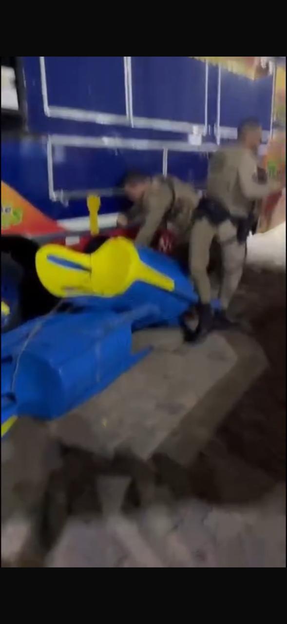 PM é flagrado agredindo mulher durante confusão no interior da Bahia por Reprodução 