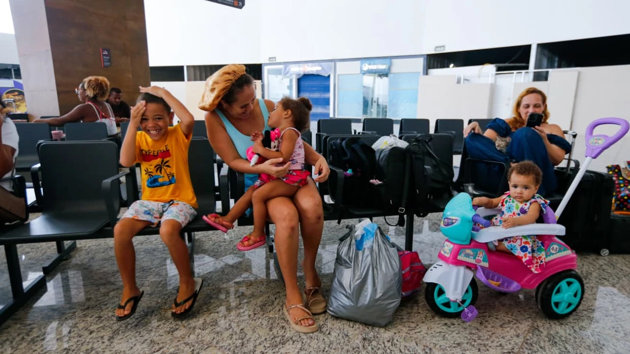 Imagem - Uma rodoviária nasce, outra silencia: desavisados, falta de tomada e camelô vazio marcam início da mudança de terminais
