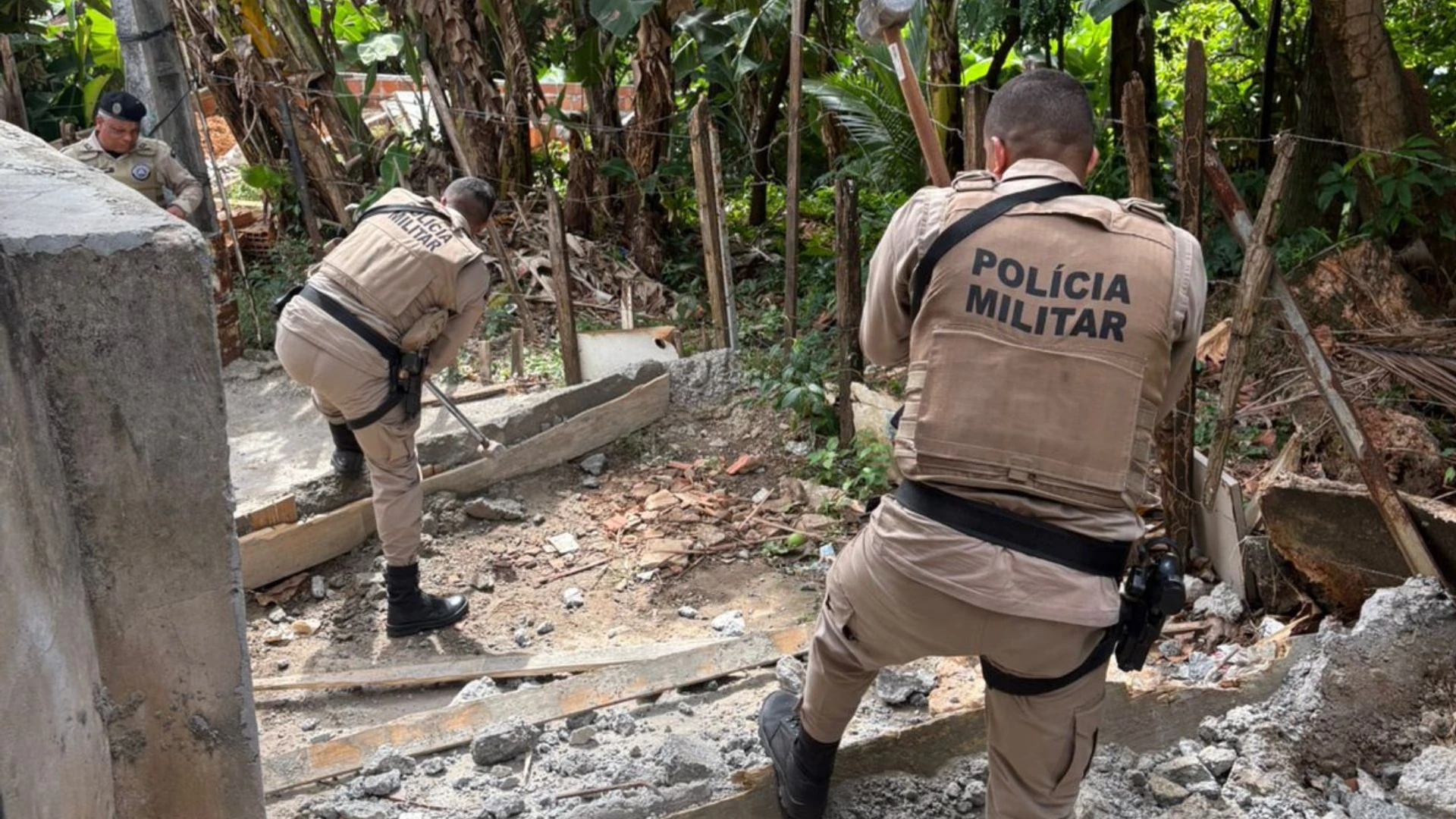 Imagem - Polícia Militar remove barricadas feitas por criminosos em bairro de Salvador