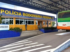 Imagem - Motorista com CNH provisória de moto é flagrado dirigindo ônibus com 47 pessoas em rodovia na Bahia