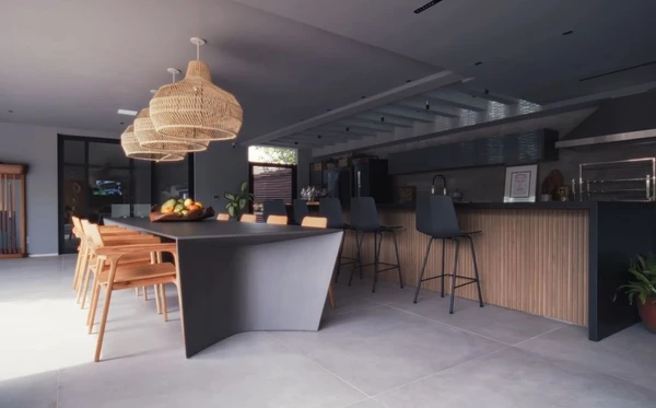 A mansão de Paolla Oliveira aposta em ambientes integrados por Reprodução/YouTube