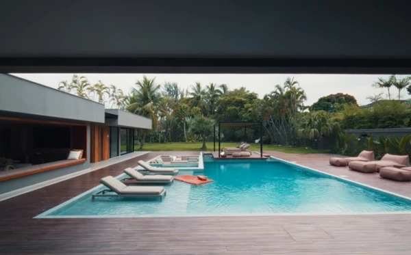 A mansão de Paolla Oliveira aposta em ambientes integrados por Reprodução/YouTube