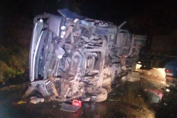 Acidente deixou dois mortos e 20 feridos por Reprodução