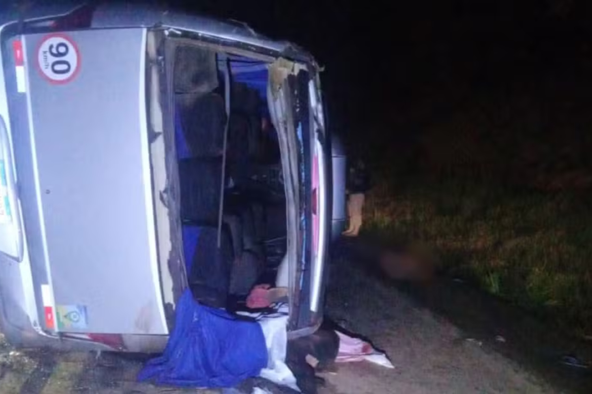 Acidente com micro - ônibus da prefeitura deixa dois mortos e 20 feridos em estrada da Bahia