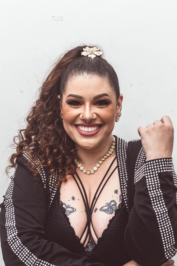 A cantora Aila Menezes vem logo em seguida com uma homenagem a Alcione. No show, ela vai revisitar clássicos de uma das vozes mais emblemáticas da música brasileira a partir de uma leitura pessoal e contemporânea por Divulgação
