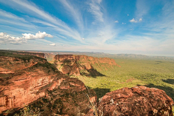 Chapada dos Guimarães (MT) – Trilhas fortes e sensação de desafio por Wikimedia Commons/Reprodução