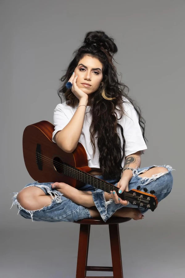 Clariana abre a programação de sábado convidando Tiri e Felipe Barros para uma apresentação que vai transitar entre diferentes linguagens musicais por Divulgação