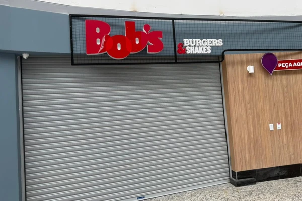 Estabelecimentos, como McDonald’s e Bob’s, ainda estão fechados