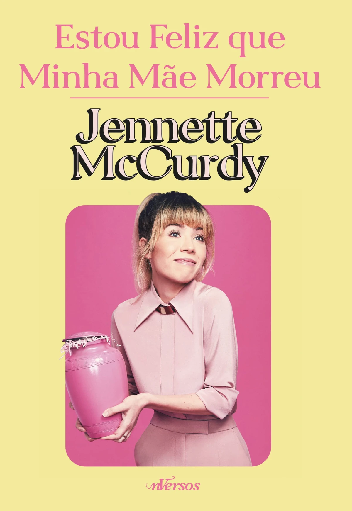 Estou feliz que minha mãe morreu, de Jennette McCurdy (nVersos). Um comovente e hilário livro de memórias da estrela Jennette McCurdy sobre suas lutas como ex-atriz infantil – incluindo distúrbios alimentares, vícios e o complicado relacionamento com sua mãe autoritária – e como retomou o controle de sua vida. por Reprodução