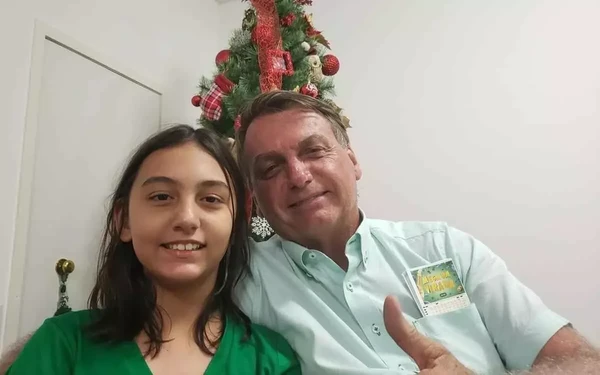 Laura Bolsonaro com o pai por Reprodução