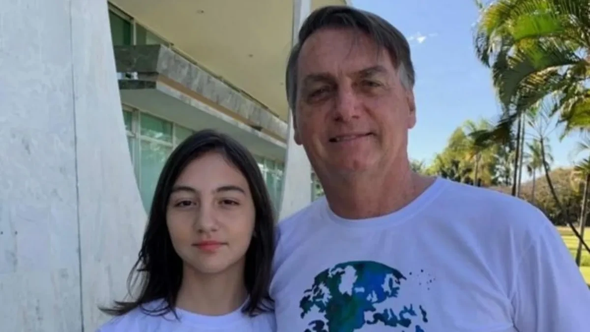 Laura Bolsonaro com o pai por Reprodução