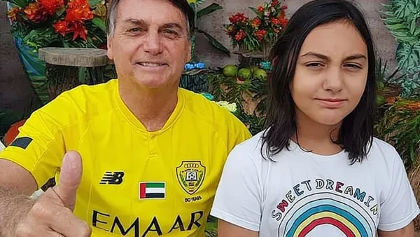 Laura Bolsonaro com o pai por Reprodução