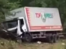 Imagem - Jovem morre atropelada em estrada da Bahia ao tentar saquear caminhão tombado