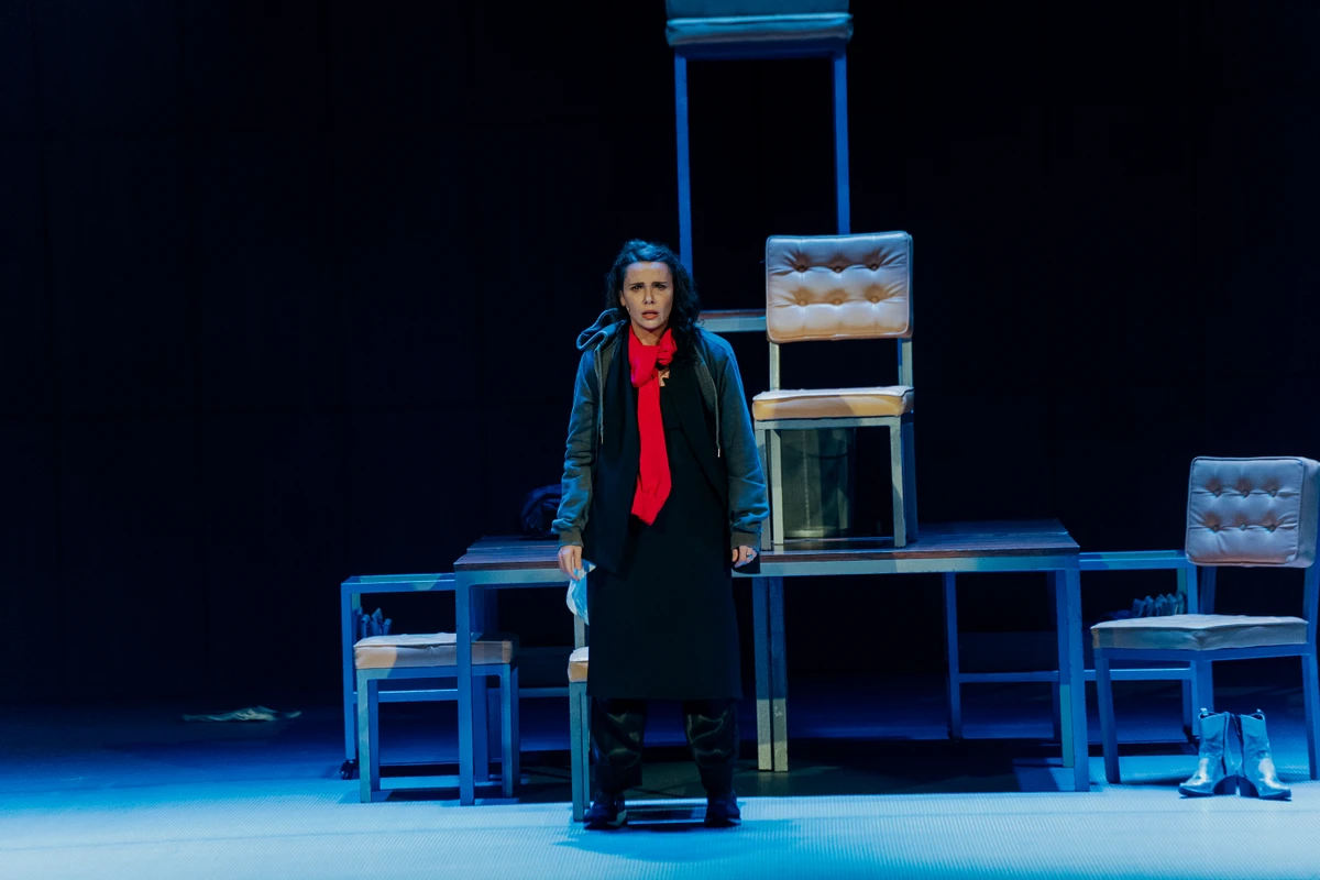 Débora Falabella estrela espetáculo Prima Facie em Salvador por Annelize Tozetto