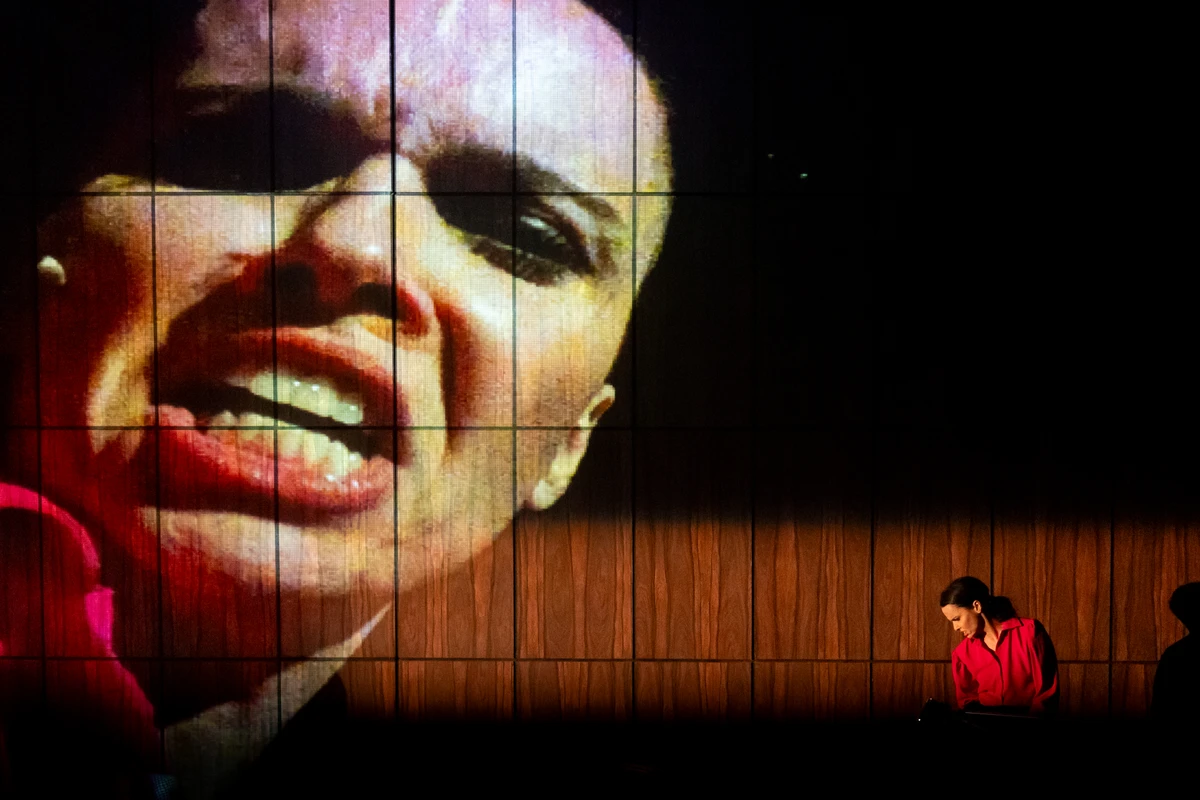 Débora Falabella estrela espetáculo Prima Facie em Salvador por Annelize Tozetto