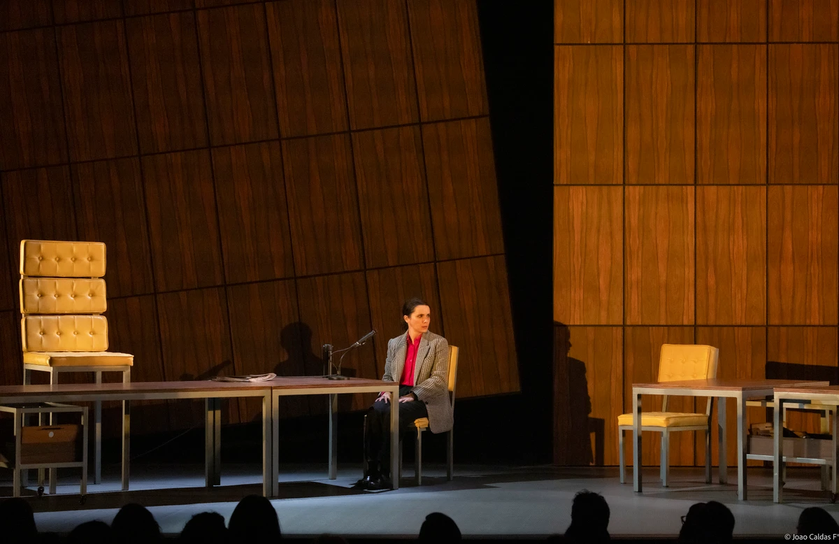 Débora Falabella estrela espetáculo Prima Facie em Salvador por @joaocaldasfilho