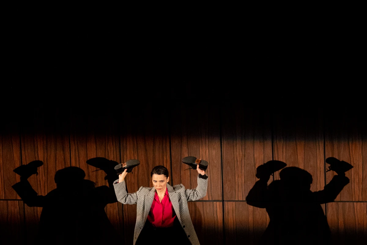 Débora Falabella estrela espetáculo Prima Facie em Salvador por Annelize Tozetto