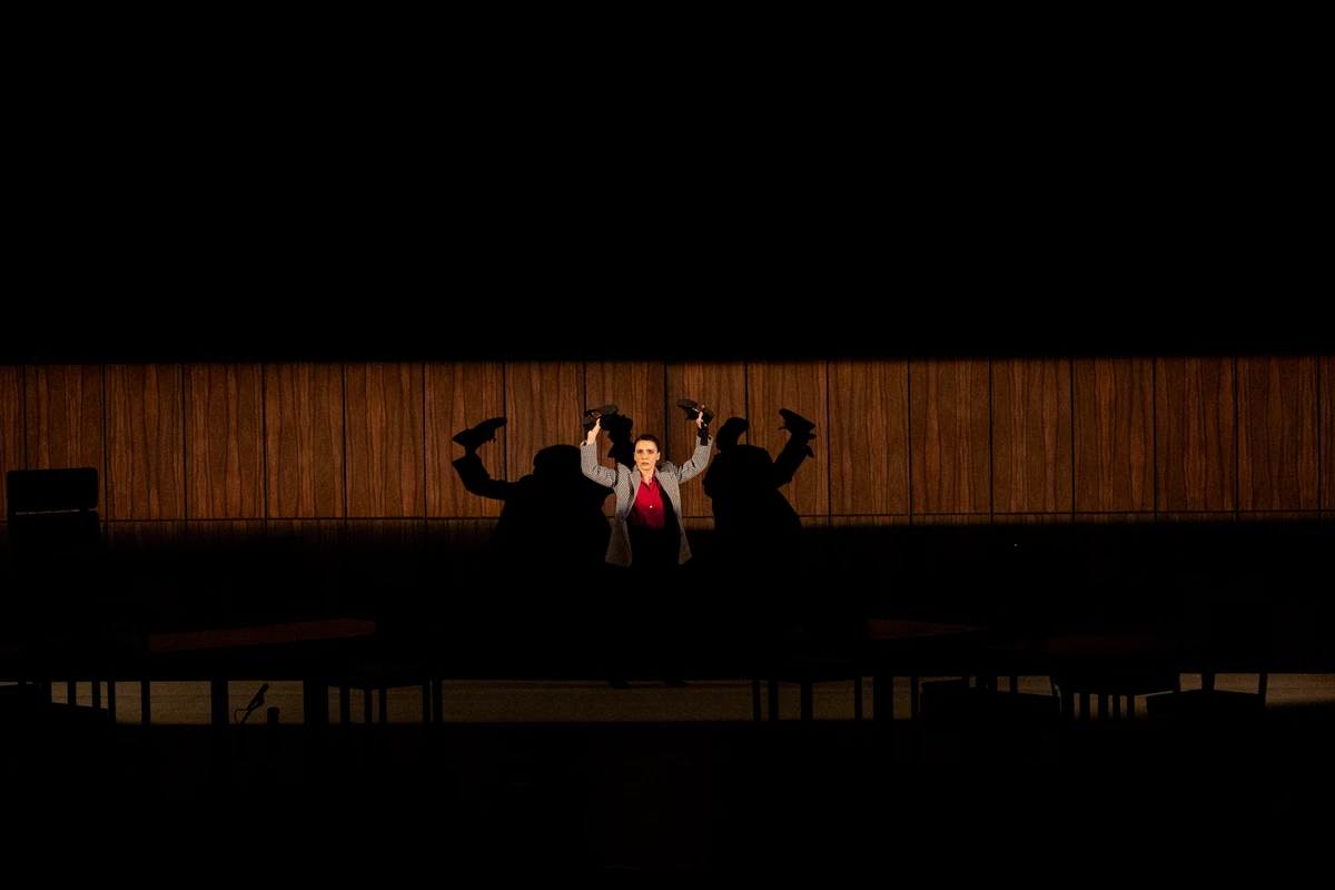 Débora Falabella estrela espetáculo Prima Facie em Salvador por Annelize Tozetto