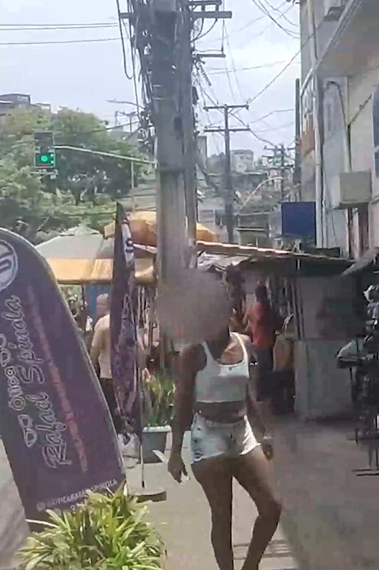 Homem é esfaqueado por mulher durante briga na rua em Salvador; veja registro por Reprodução 