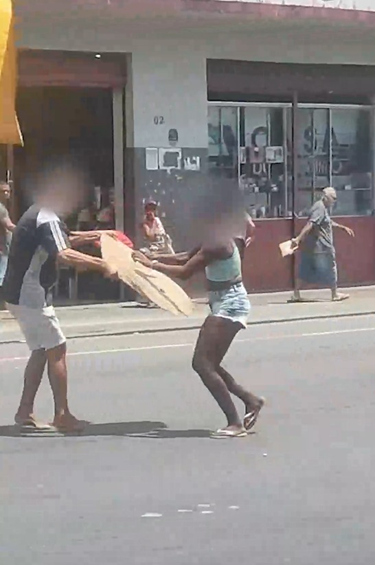Homem é esfaqueado por mulher durante briga na rua em Salvador; veja registro por Reprodução 