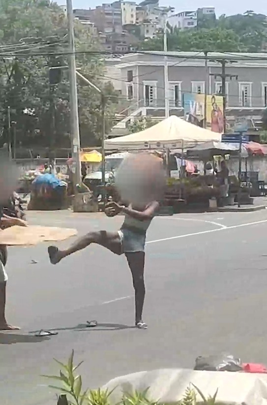 Homem é esfaqueado por mulher durante briga na rua em Salvador; veja registro por Reprodução 
