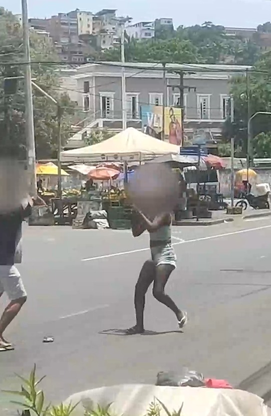 Homem é esfaqueado por mulher durante briga na rua em Salvador; veja registro por Reprodução 